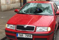 Žena (31) »vyskočila« v Nuselské ulici z okna: Dopadla na zaparkovaný automobil