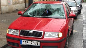 Střepy na ulici a zničené přední sklo automobilu zůstalo v Nuselské jako důkaz sebevražedného skoku.
