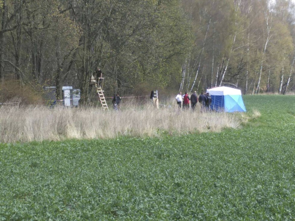 Tragédie na Rakovnicku: Tělo 13leté dívenky našli oběšené na stromě