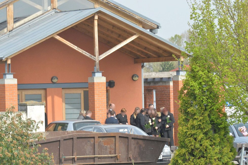 Rodina se v Lobkovicích u Neratovic rozloučila s Růženkou, která s kamarádkou zemřela na kolejích u Mlékojed.