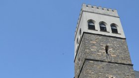 Anička skočila z cimbuří věže kostela svatého Mořice v centru Olomouce