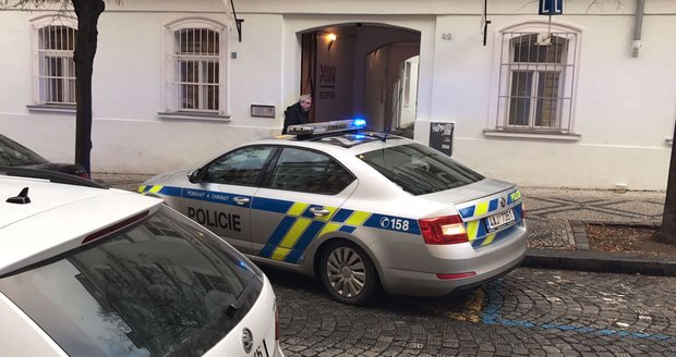 Podle agentury Aktu.cz našli v pondělí dopoledne sousedé mrtvého muže na dvoře v Masarykově ulici.