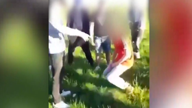 Videem, na kterém je zachycené, že jeden chlapec dává zasebevražděnému Danielovi facku a následuje rvačka, se zabývá policie.