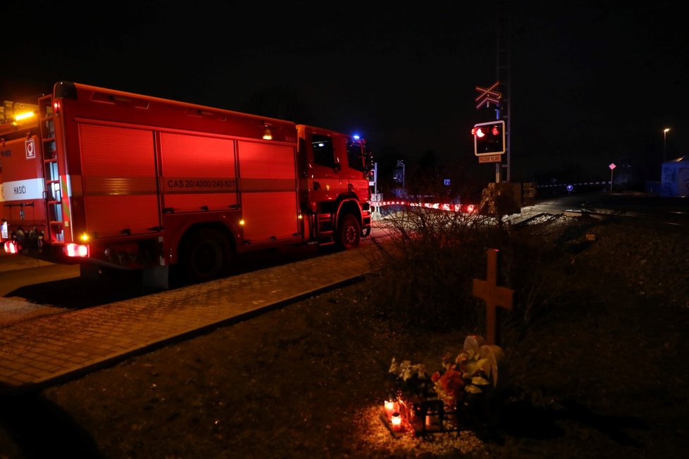 V Uhříněvsi došlo v neděli večer k tragédii. Muž chtěl spáchat sebevraždu, a tak skočil po jedoucí vlak