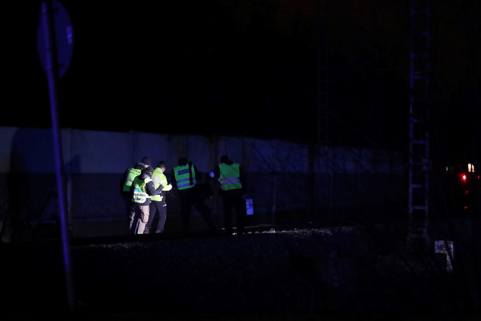 V Uhříněvsi došlo v neděli večer k tragédii. Muž chtěl spáchat sebevraždu, a tak skočil po jedoucí vlak