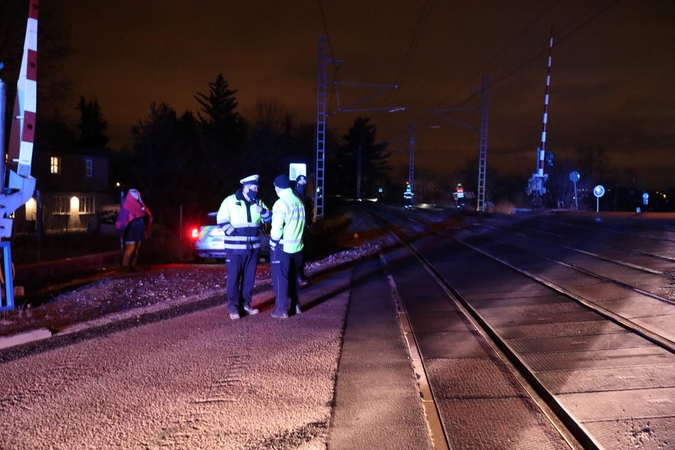 V Uhříněvsi došlo v neděli večer k tragédii. Muž chtěl spáchat sebevraždu, a tak skočil po jedoucí vlak