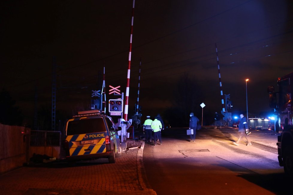 V Uhříněvsi došlo v neděli večer k tragédii. Muž chtěl spáchat sebevraždu, a tak skočil po jedoucí vlak