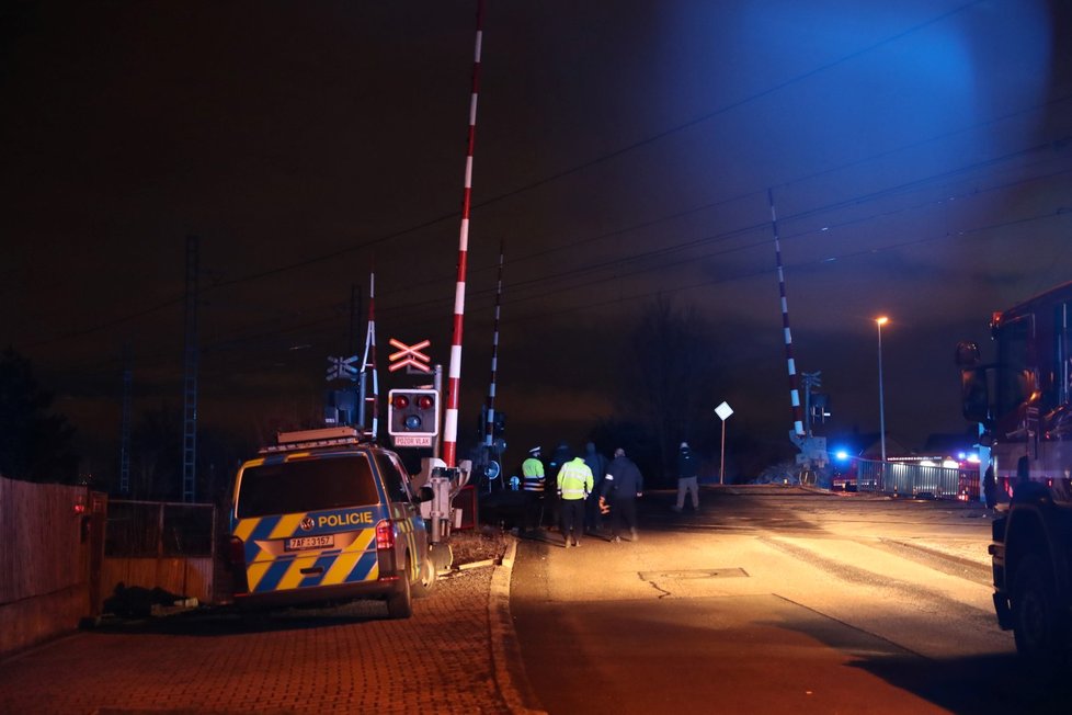 V Uhříněvsi došlo v neděli večer k tragédii. Muž chtěl spáchat sebevraždu, a tak skočil po jedoucí vlak