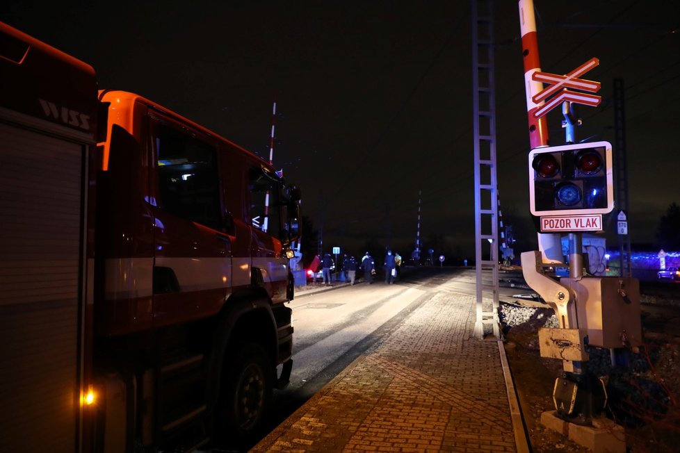 V Uhříněvsi došlo v neděli večer k tragédii. Muž chtěl spáchat sebevraždu, a tak skočil po jedoucí vlak