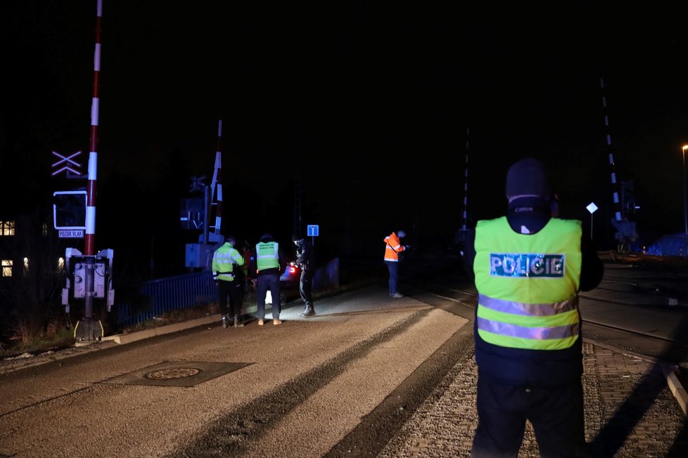 V Uhříněvsi došlo v neděli večer k tragédii. Muž chtěl spáchat sebevraždu, a tak skočil po jedoucí vlak