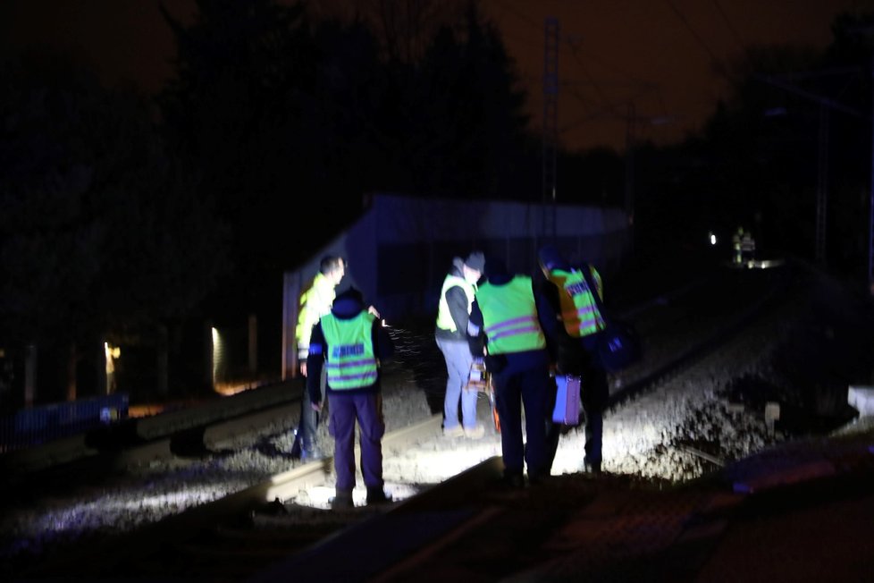 V Uhříněvsi došlo v neděli večer k tragédii. Muž chtěl spáchat sebevraždu, a tak skočil po jedoucí vlak