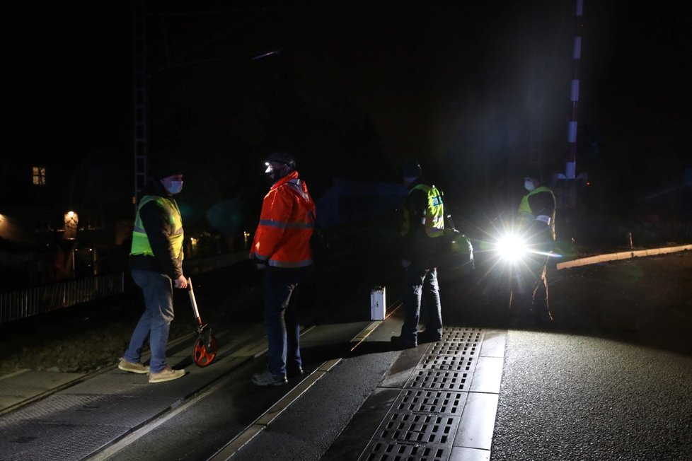 V Uhříněvsi došlo v neděli večer k tragédii. Muž chtěl spáchat sebevraždu, a tak skočil po jedoucí vlak