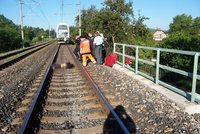 Sebevrah ve Všenorech skočil pod vlak: Provoz na kolejích je omezen