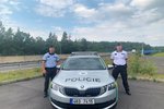 Policisté Petr Balog (vlevo) a Lukáš Ret rozmluvili seniorovi (72) sebevraždu.