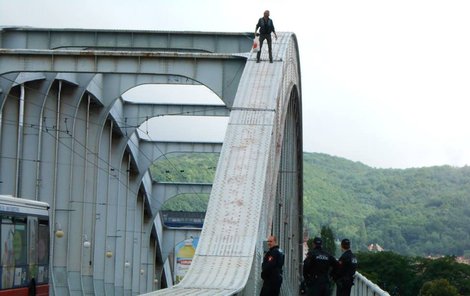 Strážníci muži sebevraždu rozmluvili