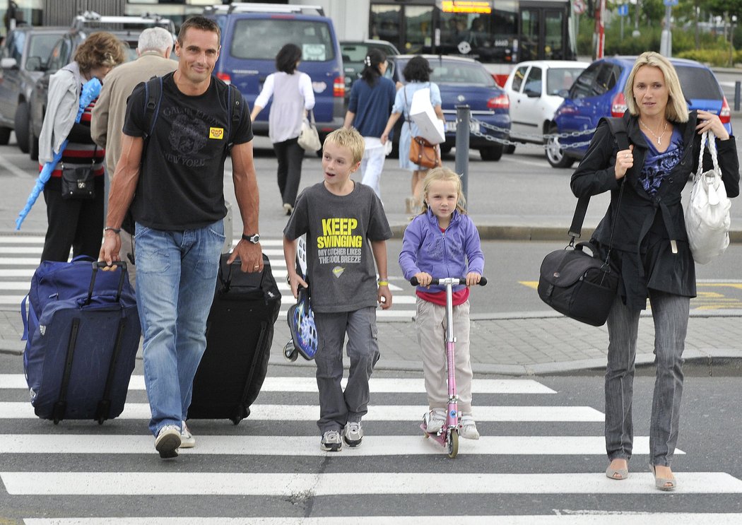 Roman Šebrle potkal na ruzyňském letišti Tomáše Dvořáka, kterému nakonec podal ruku.