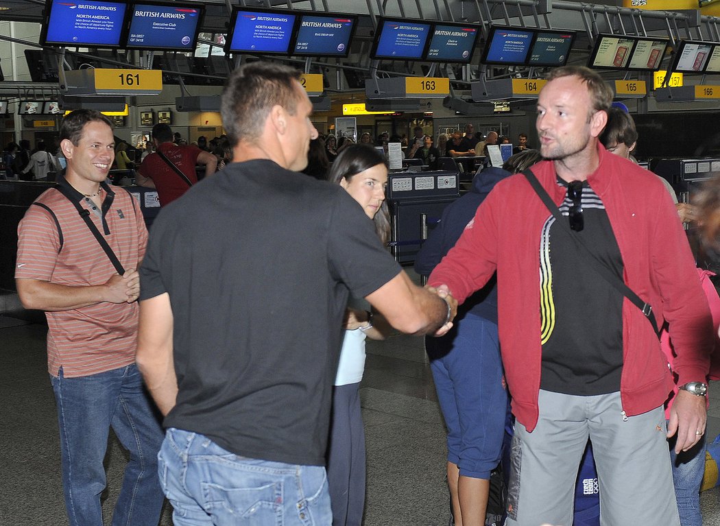 Roman Šebrle potkal na ruzyňském letišti Tomáše Dvořáka, kterému nakonec podal ruku.