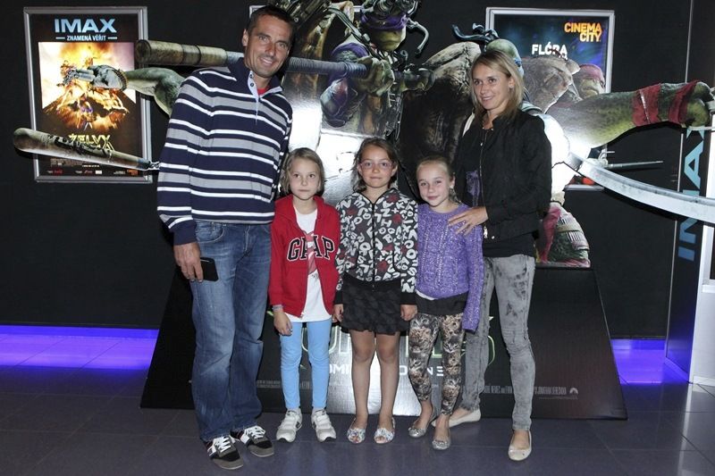 Roman Šebrle s manželkou Evou, dětmi a jejich kamarády.