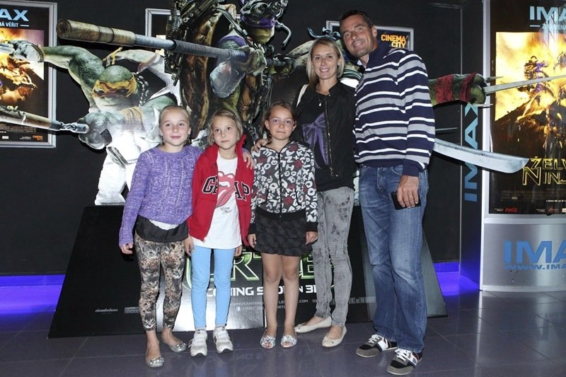 Roman Šebrle s manželkou Evou, dětmi a jejich kamarády. 