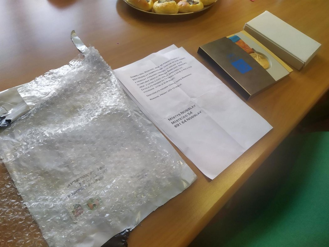 Zásilka, která dorazila na radnici v Nosislavi.
