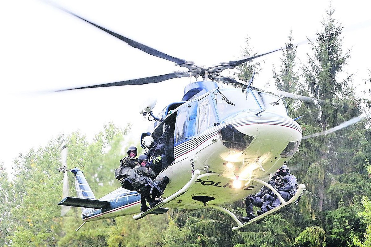 Ani zavěšení na vrtulníku desítky metrů nad zemí nebylo bezpečné.
