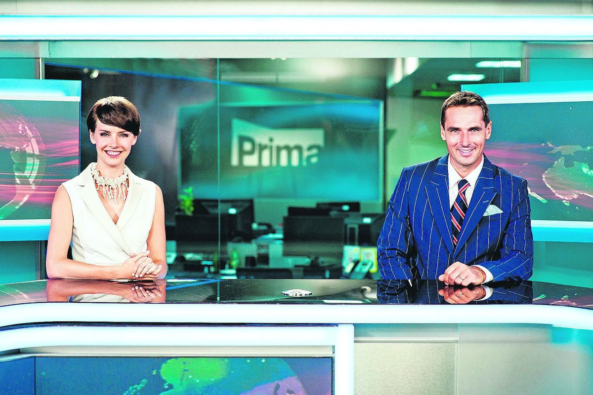 Roman moderuje Zprávy na TV Prima.