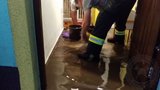 Bouřky devastují Česko: Evakuaci půlky obce zapříčinilo přetečení hráze rybníka
