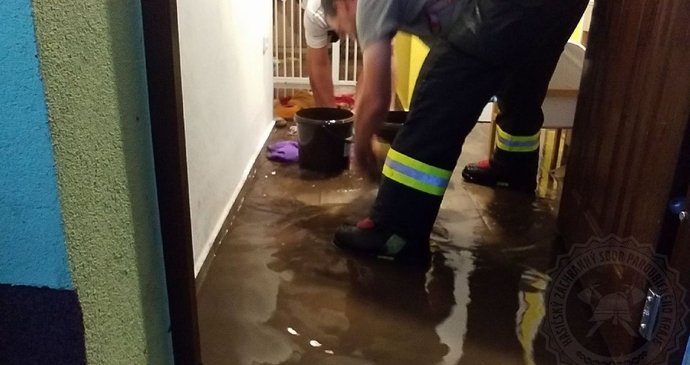 Hasiči zasahovali v obci Seč na Chrudimsku, kde se voda dostala do sklepa tamní mateřské školy.