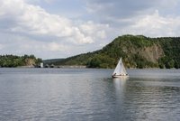 Mladík se nevynořil po skoku do vody: Hledajího potápěči