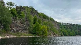 Pohled na skálu, na které stojí zřícenina hradu Oheb.
