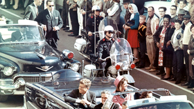 Prezidenta Kennedyho neustřežili. Minuty před atentátem v Dallasu, 22. 11. 1963.