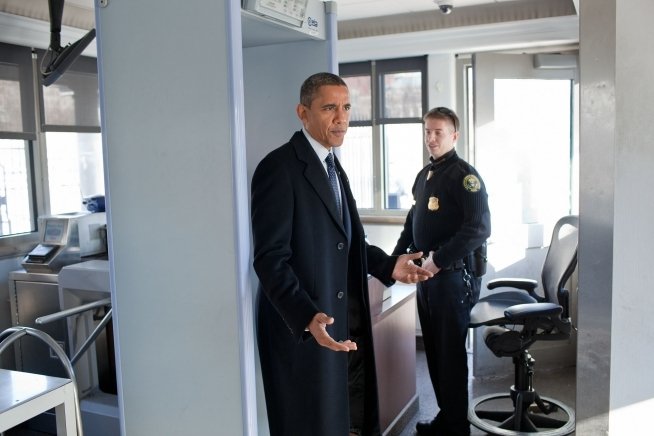 Barack Obama na obhlídce vstupu do komplexu Bílého domu, 2011.