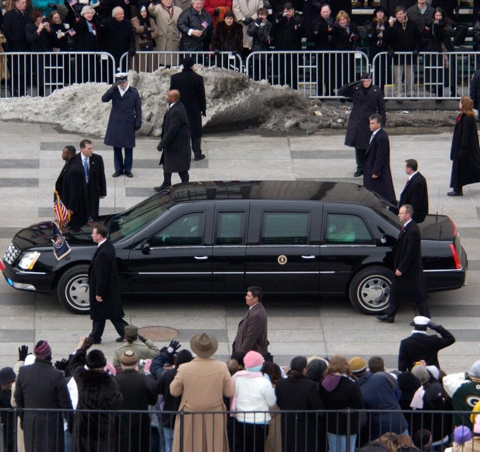 G. W. Bush při inauguraci v obrněné limuzíně Cadillac DeVille, leden 2005.