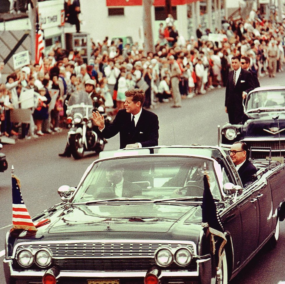 J. F. Kennedy v koloně.