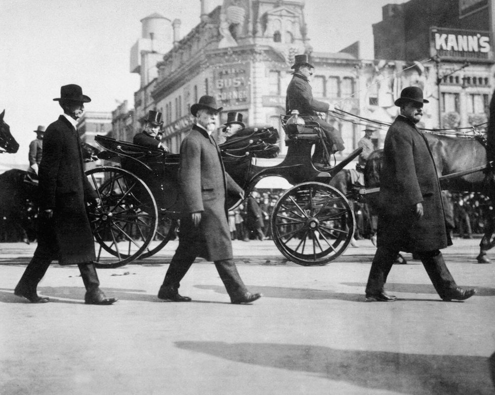 Agenti Secret Service eskortují prezidenta T. Roosevelta (1901-1909).
