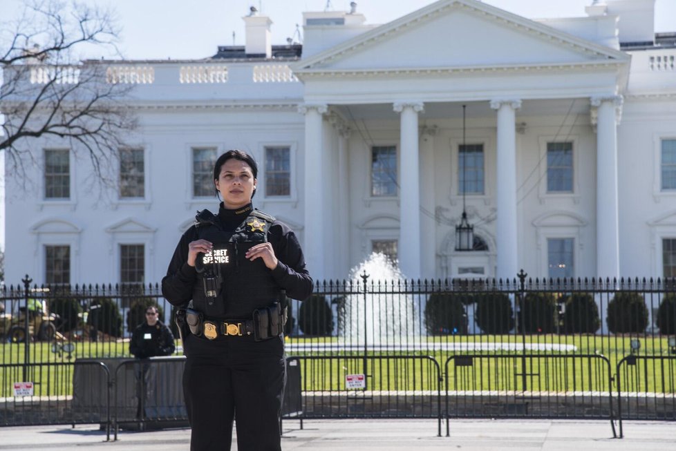 Uniformovaná příslušníce Secret Service u Bílého domu.