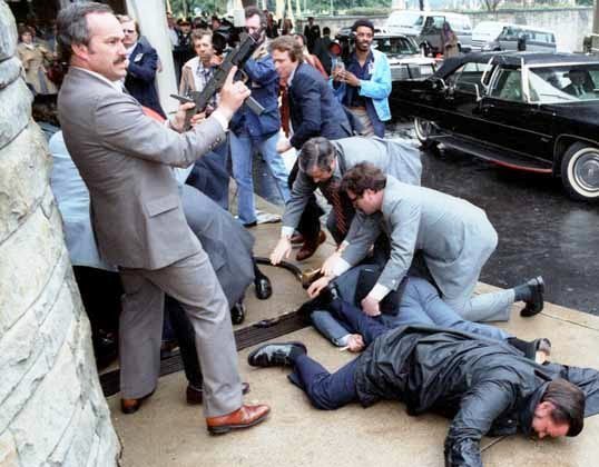1981: agenti Secret Service neutralizují útočníka, který se pokusil zavraždit Ronalda Reagana.