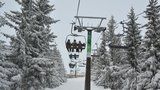 Technická závada v Jeseníkách zastavila lanovku: Záchranáři evakuovali přes 50 bezmocných lyžařů