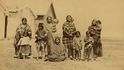 Fotografie, na kterých je Sedící býk, ale i další příslušníci kmene, nafotil anglický dobroduh Charles Alston Messiter na konci 19. století.