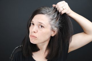 Jak zpomalit šedivění vlasů? Toto je 5 potravin, které vám s tím pomůžou
