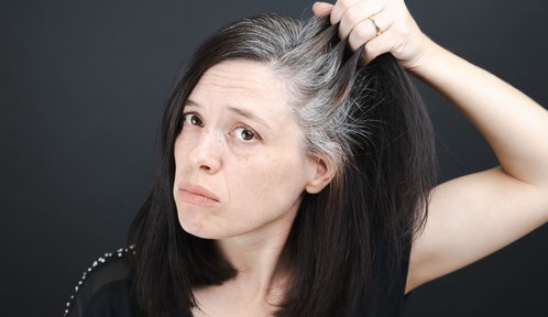 Jak zpomalit šedivění vlasů? Toto je 5 potravin, které vám s tím pomůžou