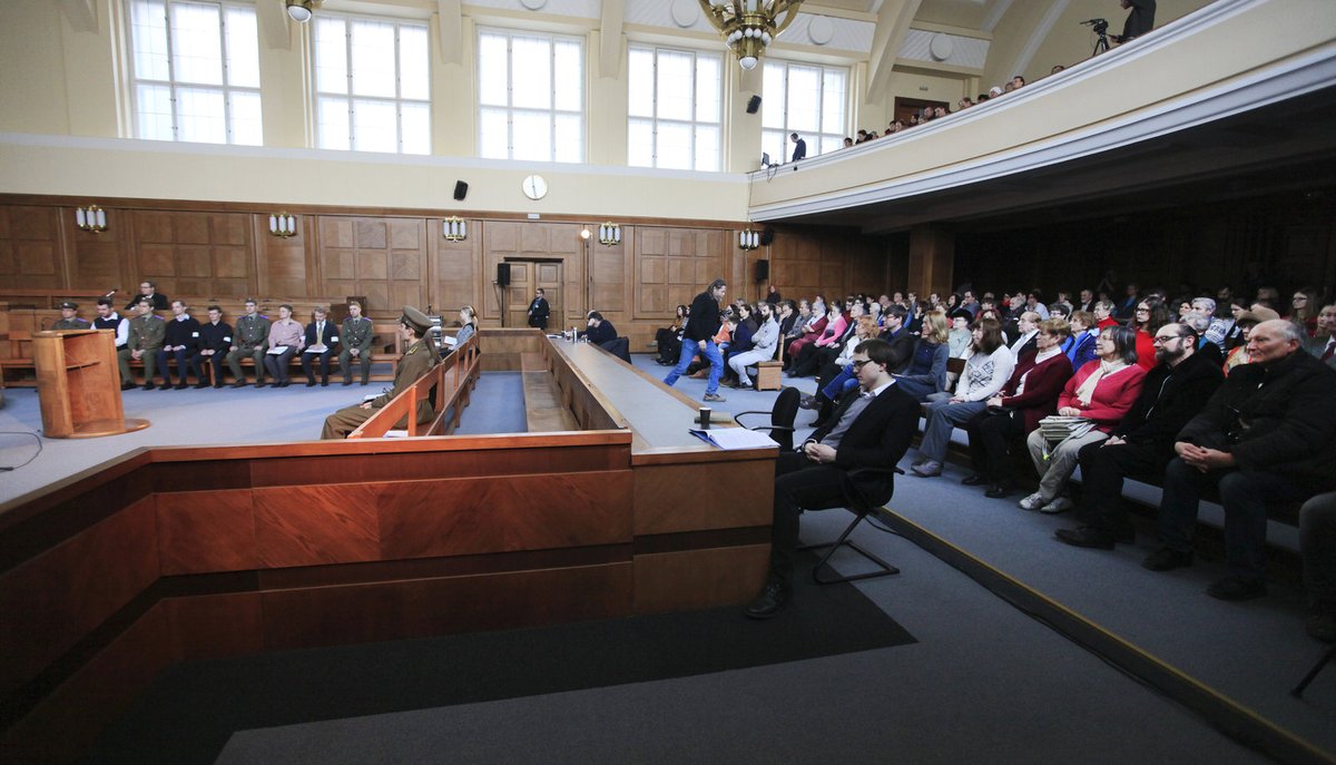 Studenti v rolích obviněných, prokurátorů i soudců přiblížili průběh soudu i Sedláčkův životní příběh.