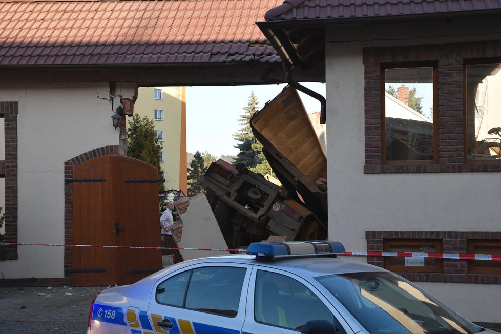 Nákladnímu vozu v Sedlčanech selhaly brzdy. Zastavil se až na zahrádce restaurace