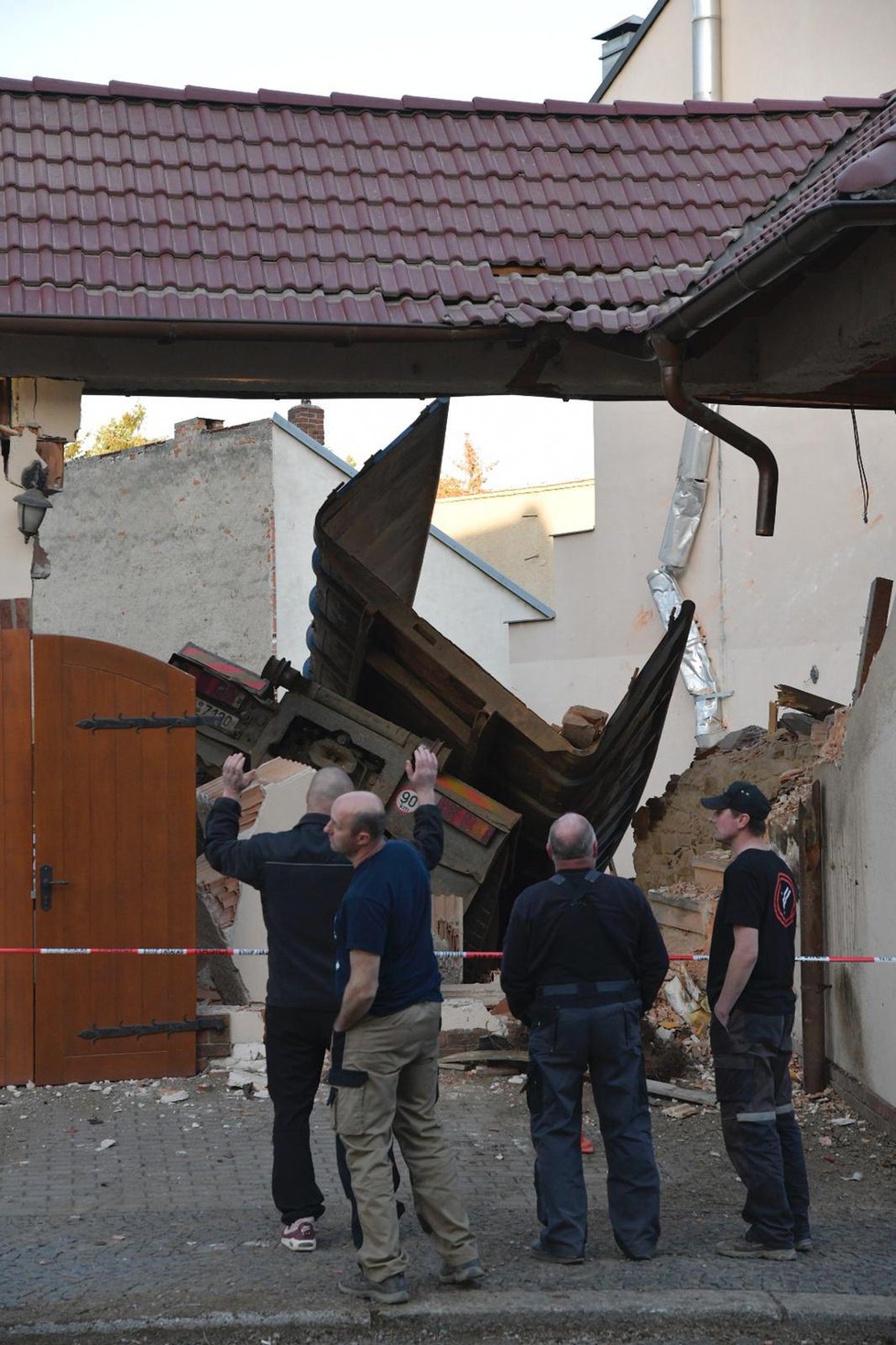 Nákladnímu vozu v Sedlčanech selhaly brzdy. Zastavil se až na zahrádce restaurace