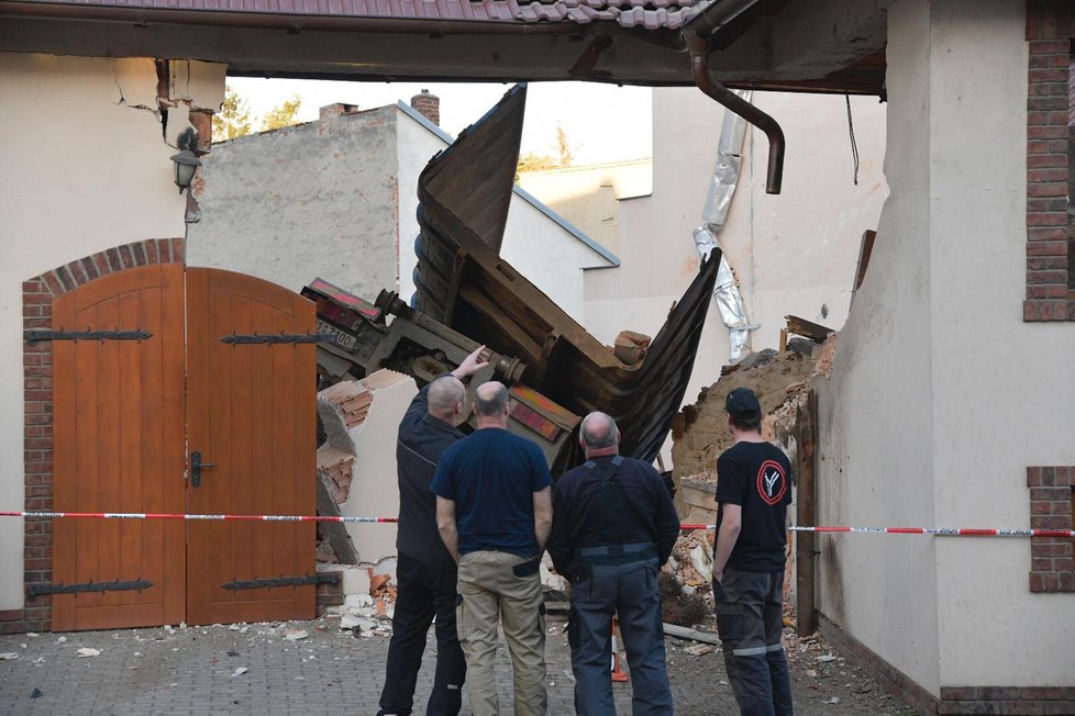 Nákladnímu vozu v Sedlčanech selhaly brzdy. Zastavil se až na zahrádce restaurace