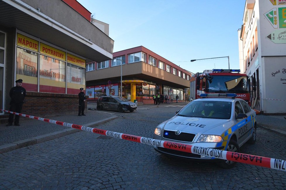 Nákladnímu vozu v Sedlčanech selhaly brzdy. Zastavil se až na zahrádce restaurace