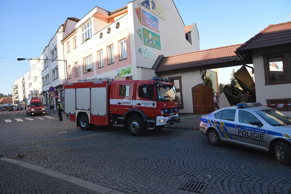 Nákladnímu vozu v Sedlčanech selhaly brzdy. Zastavil se až na zahrádce restaurace