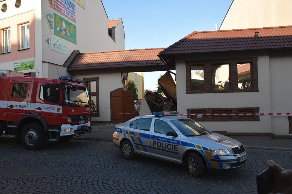 Nákladnímu vozu v Sedlčanech selhaly brzdy. Zastavil se až na zahrádce restaurace