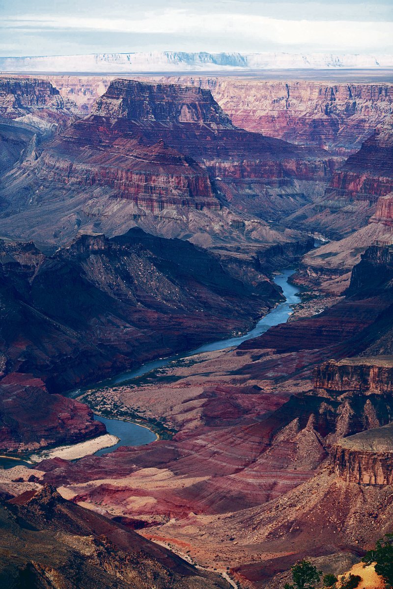 Grand Canyon je nejznámější a mylně považován za největší kaňon na světě. Vytvořila jej řeka Colorado v severní Arizoně v USA. Kaňon, který tok řeky Colorado modeloval miliony let, je téměř 446 kilometrů dlouhý, se šířkou od 500 metrů do 24 kilometrů. Největší hloubka je okolo 1600 metrů