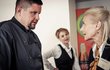 Michal Novotný jako kuchař Venca, Betka Stanková jako Zdena, Veronika Žilková jako kantýnská Šustrová Michal Novotný jako kuchař Venca, Betka Stanková jako Zdena, Veronika Žilková jako kantýnská Šustrová